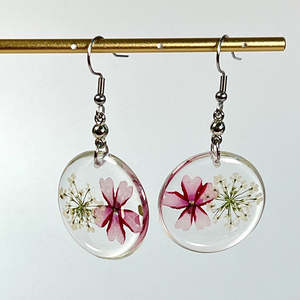 Boucles d'oreilles en résine époxy peintes à la main, motif floral, finition brillante, bijoux de mode pour femmes, boucles d'oreilles en résine - Product Image 3