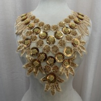 Accessoires de vêtement en dentelle : autocollants en tissu doré cousus main avec perles en tube et sequins à fond maillé
