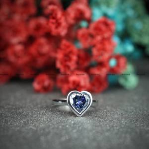 Bague de fiançailles en moissanite taille cœur sertie clos en argent 925, bijoux faits main pour cadeau de Saint-Valentin par Phoenix Enterprise - Product Image 2
