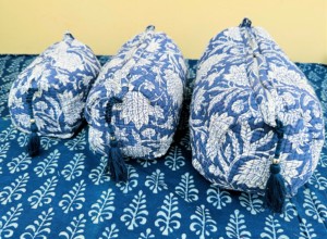 กระเป๋าเครื่องสำอางผู้หญิงแบบควิลท์สไตล์วินเทจคุณภาพสูง ชุดกระเป๋าเครื่องสำอางทำมือ เป็นมิตรกับสิ่งแวดล้อม กระเป๋าใส่ของใช้ส่วนตัวแบบยั่งยืน พิมพ์ลายบล็อกแบบอินเดีย - Product Image 3