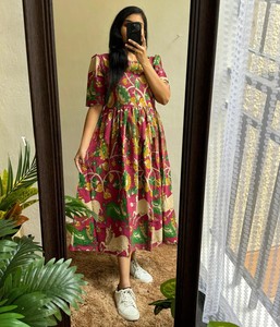 แมกซี่ผ้าฝ้ายนุ่มที่สวยงามทำด้วยผ้าคุณภาพสูงสุดมันมีการผสมผสานที่สวยงามของการพิมพ์คาลามารี - Product Image 1