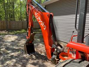 Tractor Diésel Kubota M62 TLB Listo para el Trabajo, con Cargador Frontal y Retroexcavadora, con un Fuerte Rendimiento Hidráulico y Excelente Operatividad - Product Image 4
