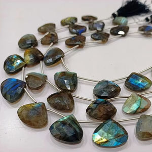 Cuentas en forma de corazón Briolette de labradorita natural de 16-20mm vendidas por hebra de 8 pulgadas de largo - Product Image 1