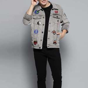 Chaqueta Vaquera Premium para Hombre, Hecha a Medida con Estampado, Cuello Alto, Diseño Artístico Único, Disponible al por Mayor - Product Image 4