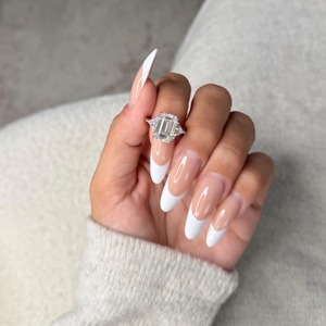 Anillo de Compromiso de Diamante Cultivado en Laboratorio con Corte Esmeralda de Lujo de 6.00 Quilates, Tres Piedras, Piedras Laterales Trillón, Certificado IGI, Oro Blanco de 18K - Product Image 3