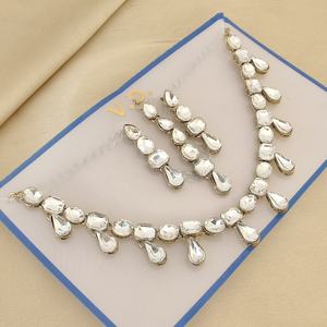 Hermoso Collar de Diseñador Kundan Original de Primera Calidad con Hermosos Aretes y Maang Tikka, Perfecto para Usar en Fiestas - Product Image 6