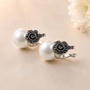 Boucles d'oreilles pendantes en argent sterling avec pierres de marcasite, motif floral et perles de coquillage - Product Image 5