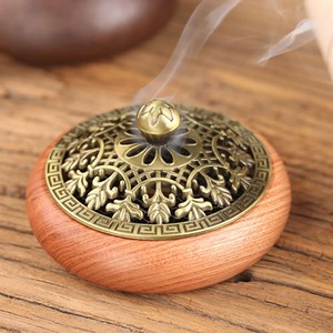 Quemador de Incienso de Madera Reutilizable con Tapa de Diseño de Metal Dorado para Varillas Aromáticas y Ambiente en el Hogar o para Regalo, Procedente de la India - Product Image 1
