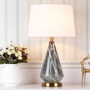 Lampe de table en marbre écologique Valerian avec corps en cristal ABS, fonctionnant sur piles, 3 options de température de couleur pour les chambres et les bureaux - Product Image 2