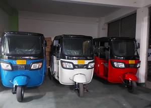 Mototaxi de Pasajeros TVS King Deluxe de 200cc a Gasolina (Carrocería Cerrada) con Certificación DOT, Color Amarillo - Product Image 4