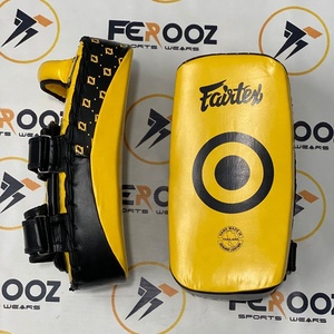แผ่นรองเตะฝึกซ้อม Fairtex สีเหลืองดำ แบบโค้ง คุณภาพพรีเมียม ผลิตตามสั่ง ทำจากหนังแท้ สำหรับคิกบ็อกซิ่ง - Product Image 2