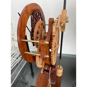 Diseñado para colocarse perfectamente en mesas o escritorios, el reloj de madera ofrece comodidad sin renunciar al estilo. - Product Image 6