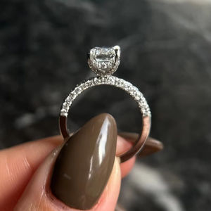 Anillo de Compromiso con Halo Oculto, Diamante Cultivado en Laboratorio, 14K, Corte Esmeralda, 2.6CT, D, VVS2, Claridad, Certificación IGI, Diamantes Acentos EN LA Banda - Product Image 1