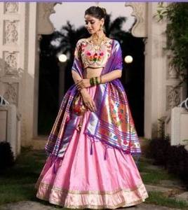 Dernière exclusivité Jacquard Soie Lehenga Choli avec Zari Work Blouse Lace Touch pour les occasions de fête - Product Image 3
