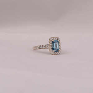 แหวนหมั้นทองคำแท้ 14 กะรัต ดีไซน์ทันสมัย ประดับเพชรทรงบลูเอเมอรัลด์เจียระไน พร้อมเพชรแล็บโกรว์ทรงรัศมี รับรองโดย IGI - Product Image 5