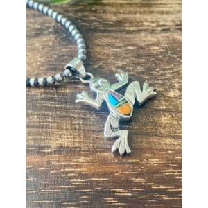 Pendentif grenouille Julius Burbank multi-pierres et argent sterling serti clos, plaqué or rose et rhodium, motif moderne - Product Image 2
