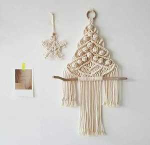 Macramé hecho a mano colgante de pared cordón crema con diseño triangular y borlas Boho decoración del hogar - Product Image 2