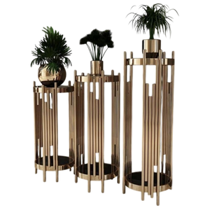 Maceta Moderna Vertical con Acabado en Cobre y Soporte de Hierro Negro Resistente para Plantas de Interior en Oficinas, Hoteles e Interiores de Lujo - Product Image 1
