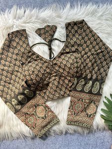 Blouse prête-à-porter en coton double imprimé Ajrakh, entièrement cousue, à manches longues - Product Image 5