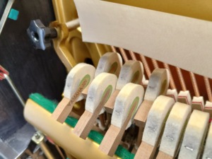 เปียโนอะคูสติกยามาฮ่า UX สีดำ สำหรับนักดนตรีมืออาชีพ เปียโนมือสองจากญี่ปุ่น ไม้แท้ 88 คีย์ - Product Image 6