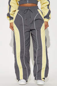 ชุดวอร์มไนลอนแบบยูนิเซ็กซ์ 2 ชิ้น รุ่นใหม่ล่าสุด พร้อมรับสกรีนโลโก้ เสื้อแจ็คเก็ตซิปแบบครอป ทรงสปอร์ต กางเกงขายาว ชุดออกกำลังกายสำหรับฤดูใบไม้ผลิ - Product Image 3