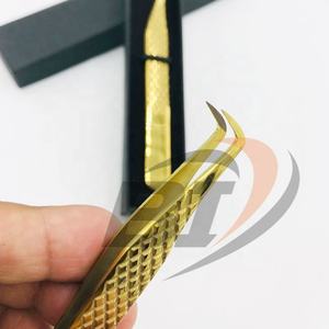 Pinzas Profesionales de Acero Inoxidable para Extensión de Pestañas con Logotipo Privado Dorado, Cierre Completo, Agarre Fuerte, Punta Puntiaguda, Punta de Fibra - Product Image 4