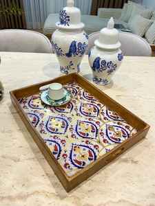 Plateau de service en bois au design moderne avec poignées comme pouf ou plateau à thé pour une utilisation décorative ou comme cadeau - Product Image 5