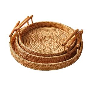 Plateau de service rond en rotin tissé, artisanal, avec poignées, vente en gros - Product Image 3