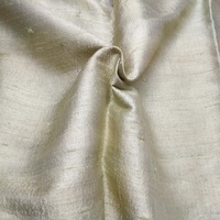 Tissu indien Dupion Tissu de luxe 100% pure soie brute fabriqué sur métier à tisser pour vêtements, vêtements et autres produits d'ameublement.