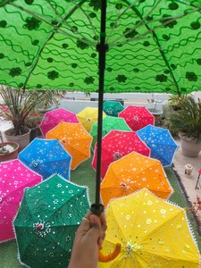 Lot de 10 20 40 50 100 Parapluies multicolores brodés avec des motifs miroir pour la décoration de plafond, la mise en scène - Product Image 3