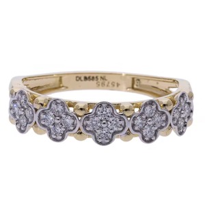 Bague en or jaune 14 carats avec diamants ronds délicats sertie de motifs floraux répétés en quadrilobe à travers la bande - Product Image 4