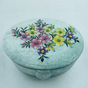 Organisateur de bijoux en tissu de velours de luxe de forme ovale floral, brodé à la main, couleur et taille personnalisées, boîte de rangement de 0 à 1 L de capacité - Product Image 1