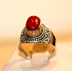 Anillo de piedras preciosas de Coral rojo Unisex bohemio hecho a mano, barra de plata de ley de tendencia, ajuste perfecto, regalo de fiesta de aniversario de boda - Product Image 4