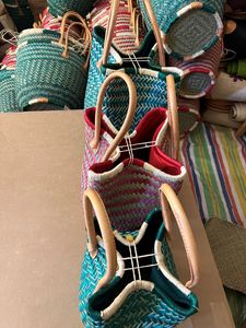 Panier de courses extra large en raphia rayé coloré de Madagascar, sac de plage en paille naturelle avec poignées et fermeture à cordon - Product Image 4