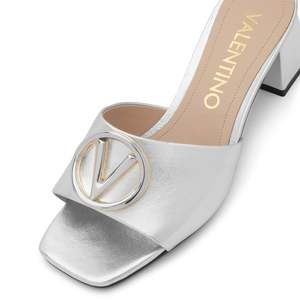 Para Valentino Sabot Open-Toe Mule en color plateado - Product Image 5