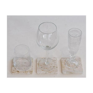 Ensemble de sous-verres en travertin de couleur claire fait à la main forme carrée classique offre une protection de table pour le thé, le café et les tapis et tampons - Product Image 1