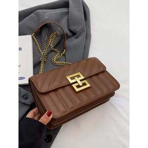 Borsa a Spalla Estiva in Pelle Trapuntata con Catena, Patta a Motivo Geometrico, Tracolla Singola, Decorazione a Diamante, Cerniera, Impermeabile in PU - Product Image 5