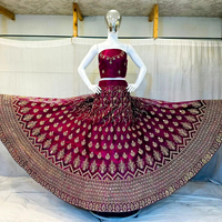 Zarna 16 Kali Net Lehenga avec broderies, pierres, miroirs, paillettes et grande évasement pour mariages et événements festifs