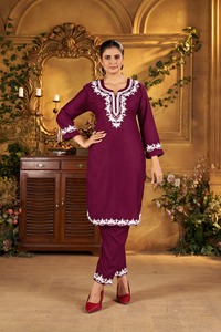 Vêtements indiens et pakistanais pantalon Kurtis avec rayonne avec broderie complexe travail vêtements ethniques pantalon Kurti à vendre à l'exportation - Product Image 2