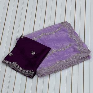 Sari Indio Tradicional de Última Moda para Mujer, en Seda Espacial, con Bordado con Hilo y Trabajo Zari en el Pallu, Disponible en Stock - Product Image 1