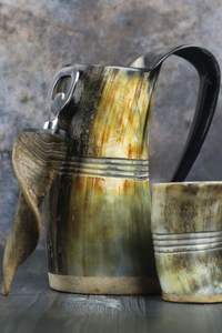 Taza para beber de cuerno natural hecha a mano, jarra vikinga genuina para ocasiones de boda o Navidad, taza de cerveza de alta venta - Product Image 4