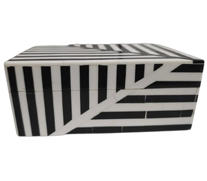 Cette boîte saisissante de bijoux comporte un le modèle noir et blanc audacieux de rayure méticuleusement ouvré par l'incrustation de résine. Décoration - Product Image 1