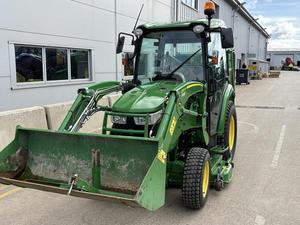 รถแทรกเตอร์สำหรับงานเกษตรขนาดเล็ก รุ่น 2024 JD 3046R แบบมีห้องโดยสาร ขับเคลื่อน 4 ล้อ พร้อมที่ตักด้านหน้า ระบบ PTO กลางด้านหลัง และ PTO กลางด้านหน้า - Product Image 1