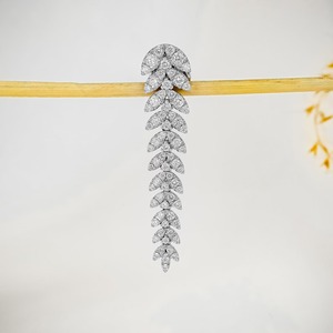 Pendientes Colgantes de Oro Blanco de 18k con Diamantes de 2.08ct, Diseño de Hoja Inspirado en la Naturaleza, Joyería Elegante para Bodas y Aniversarios - Product Image 2