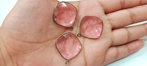 Quartz rose forme de coussin 21mm connecteurs Briolette Hydro Quartz coin simple boucle lunette breloques - Product Image 3