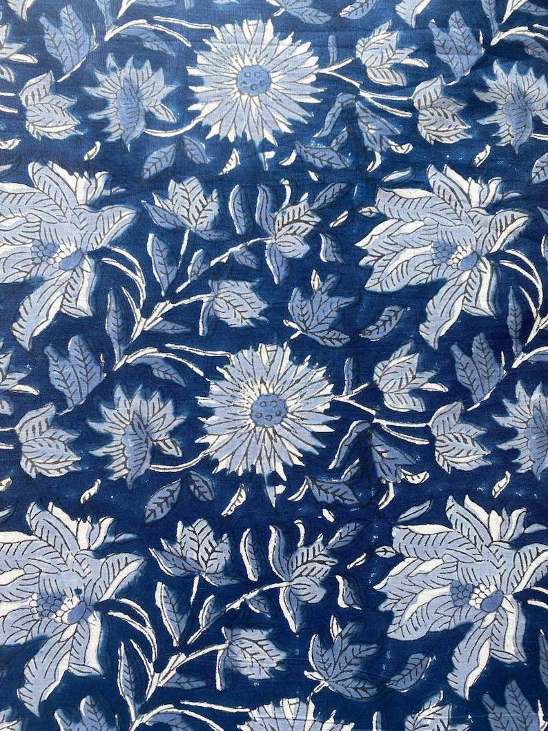 กองทัพเรือที่แท้จริงและฝนหินสีฟ้า