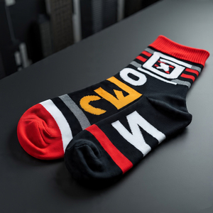 Venta al por mayor de calcetines de poliéster en blanco para la impresión por sublimación calcetines de calle calcetines de baloncesto de entrenamiento deportivo profesional personalizado - Product Image 4