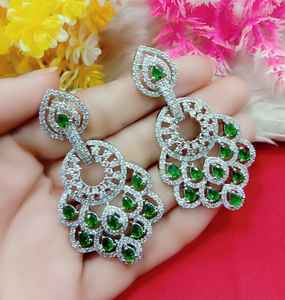 ต่างหูแฟชั่นอินเดียคุณภาพพรีเมียม ชุบเงินอัลลอยด์ประดับเพทาย สำหรับงานแต่งงาน งานหมั้น งานครบรอบ งานปาร์ตี้ และงานเจ้าสาว - Product Image 4