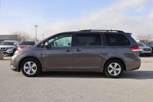 Toyota Sienna LE 2014 Usada en Buen Estado, 7 Pasajeros, Asiento con Acceso Automático - Product Image 3