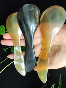 Cuillère en corne de buffle naturelle, fabriquée à la main et polie, parfaite pour servir des épices, des condiments ou pour une utilisation décorative sur la table, de haute qualité - Product Image 2